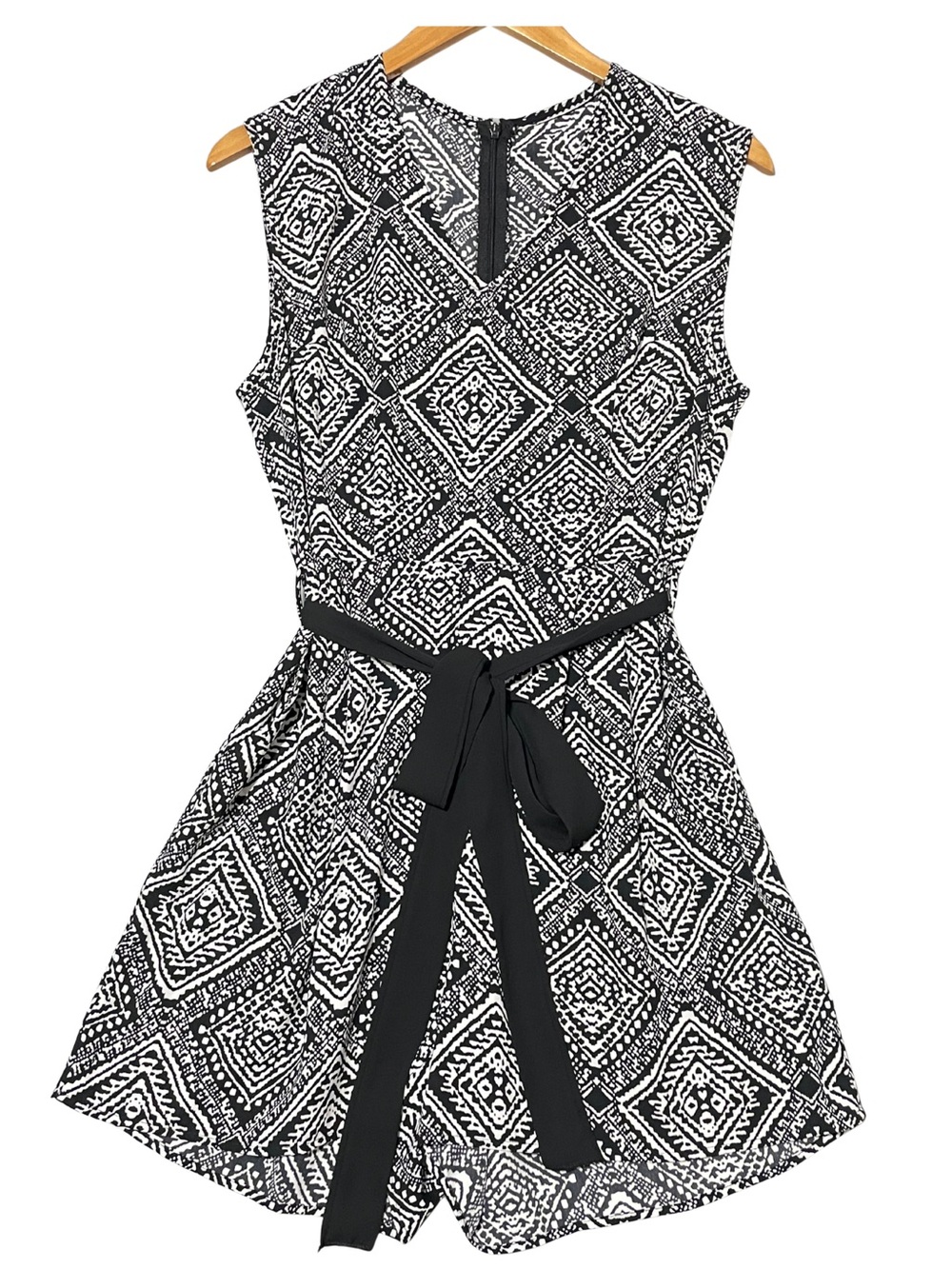 Black & White Geometric Sleeveless Romper w/Pockets & Tie Waist | Large